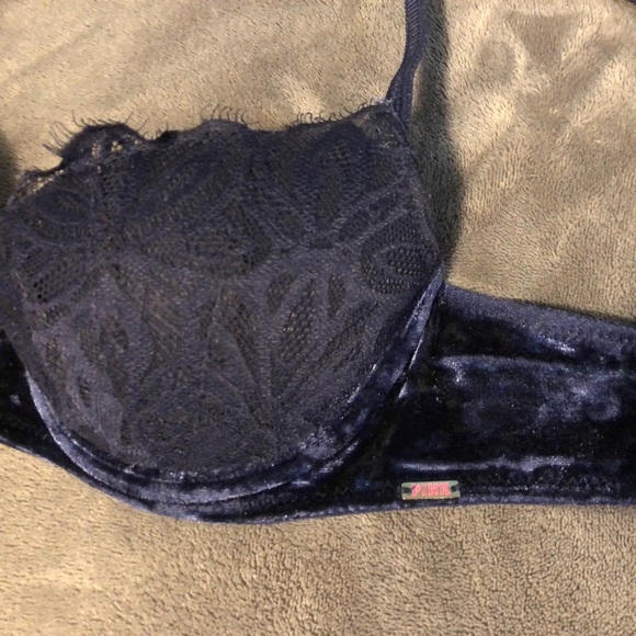 Bundle of 32B bras - Picture 6 of 7